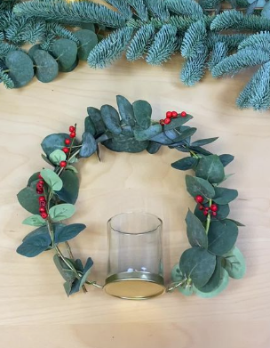 fabriquer une couronne de noel vegetale avec eucalyptus et baies rouges