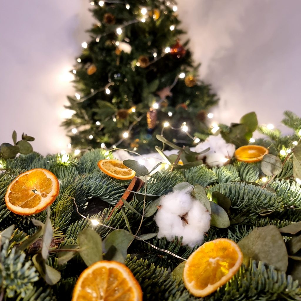 decoration table de noel 2022 avec oranges séchées