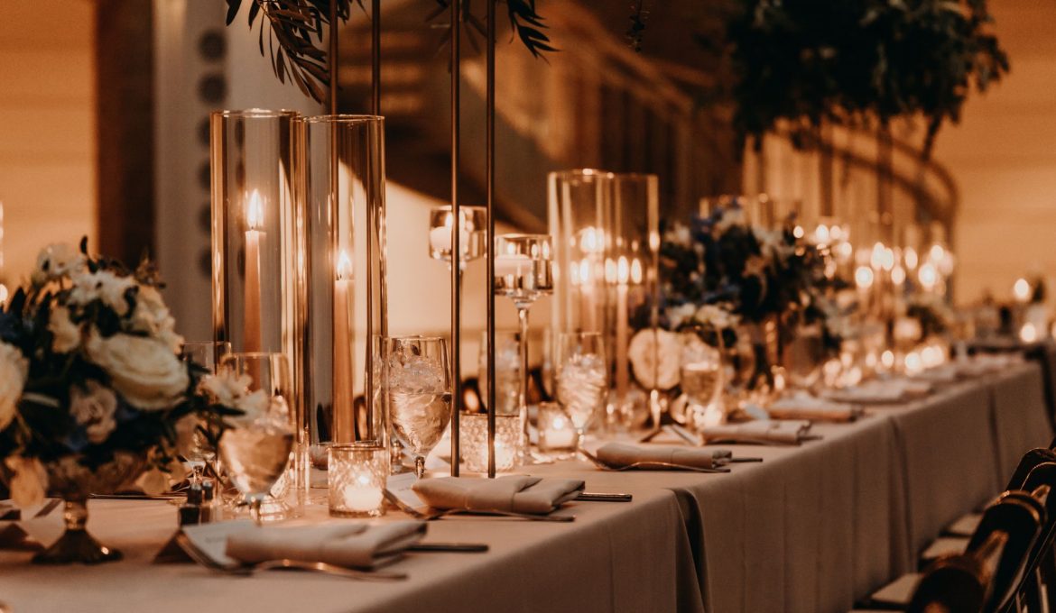 Comment faire la décoration d’une table de mariage avec une nappe ?