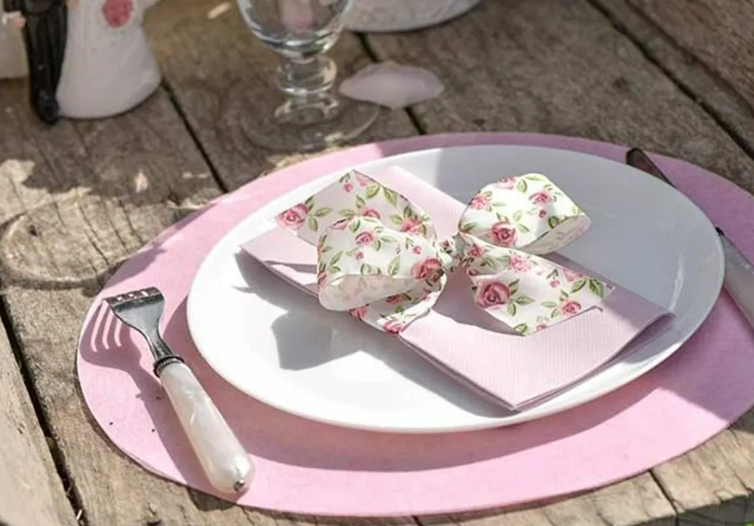 set de table de mariage rose