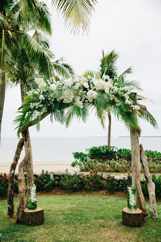 arche mariage bois tropicale pour photobooth theme voyage