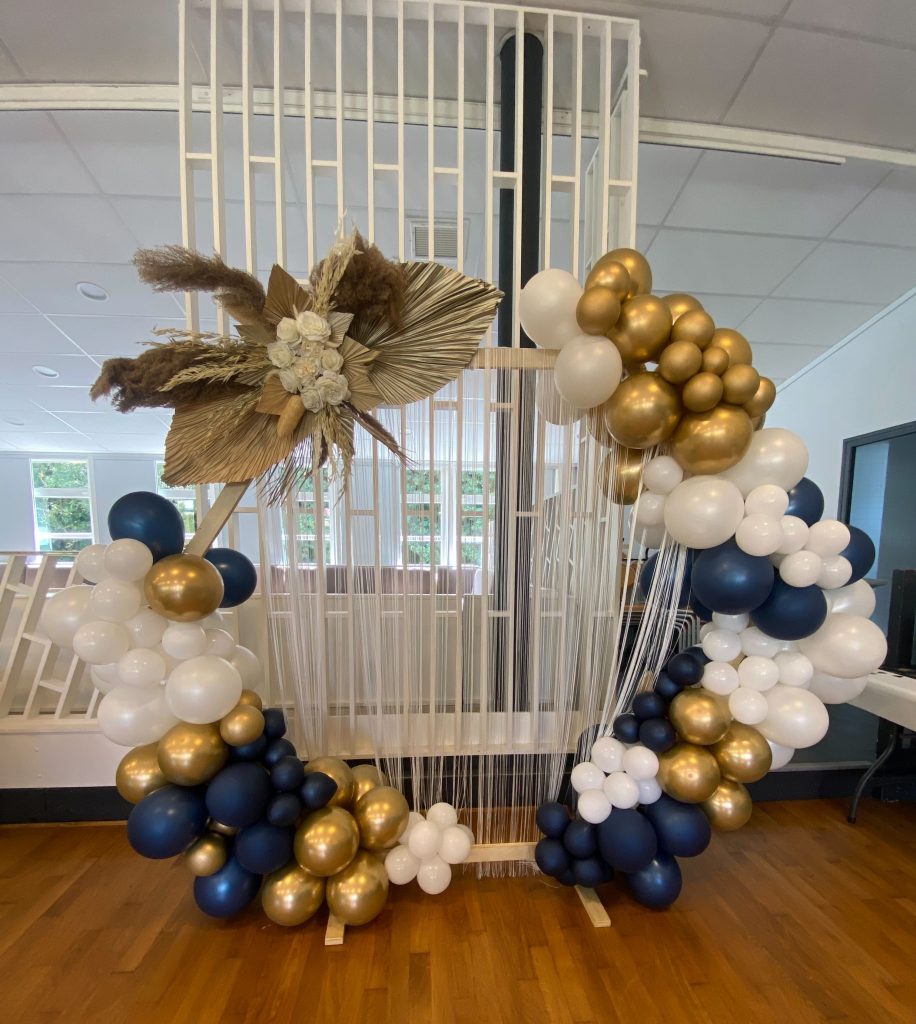 une arche de mariage originale avec des ballons