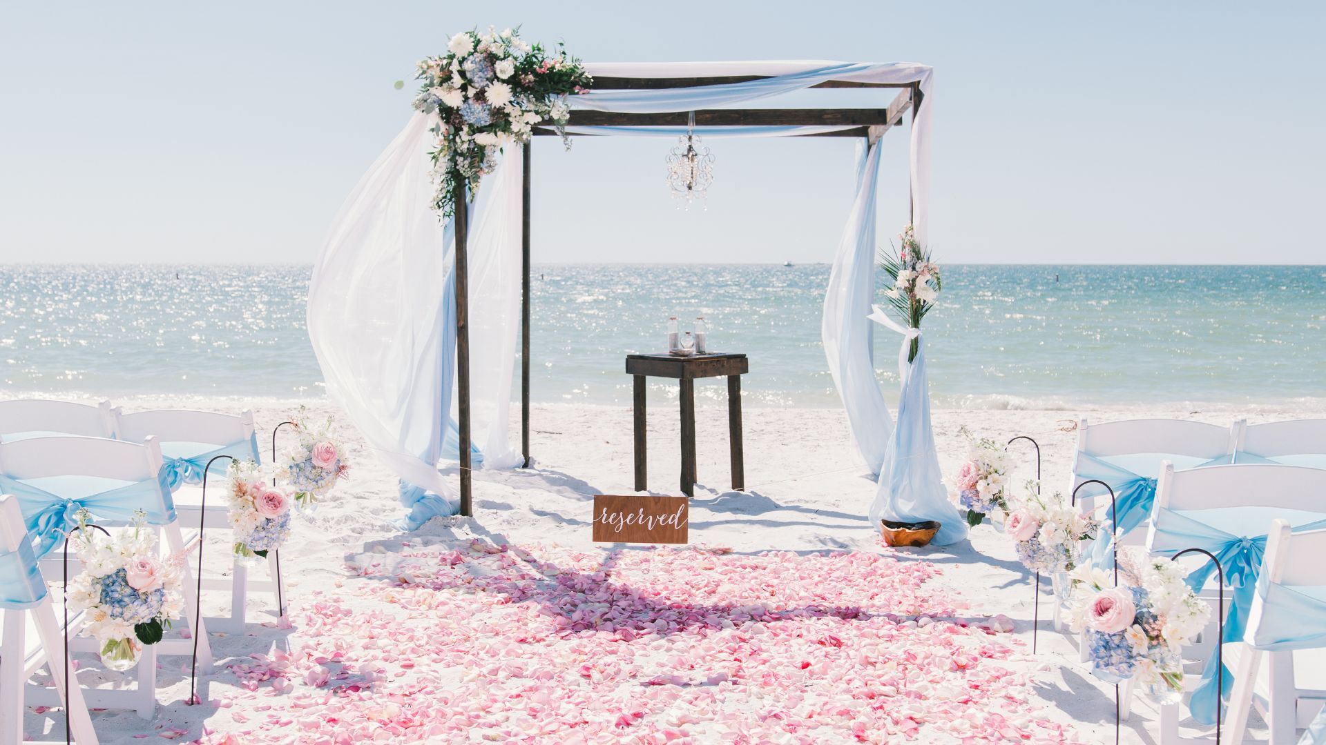 Arche de Mariage sur la Plage : Fleur et Décoration de Cérémonie Laïque !