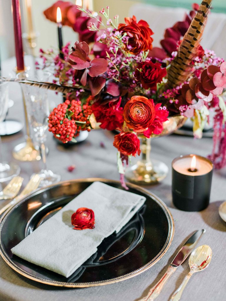 décoration de mariage de couleur bordeaux et blanc