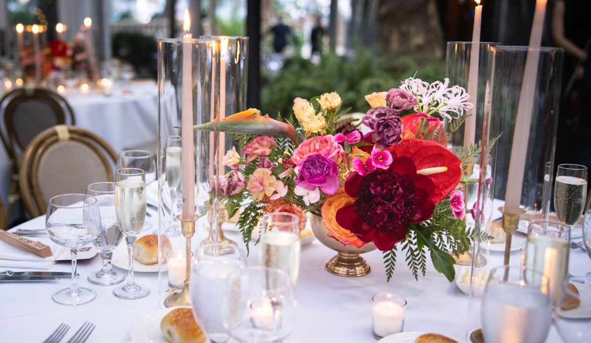 Des conseils pour réussir la décoration d’un mariage en bordeaux et en blanc !